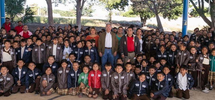 Más de seis mil estudiantes de Umán se benefician con chamarras