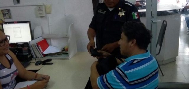 Devuelven cartera con más de 2 mil pesos