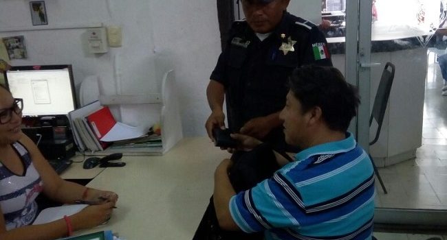 Devuelven cartera con más de 2 mil pesos