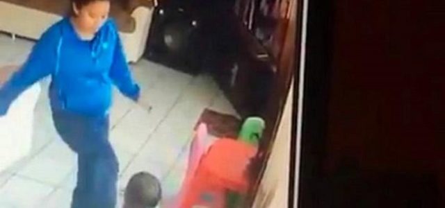 Se suicida niñera que golpeaba a gemelos