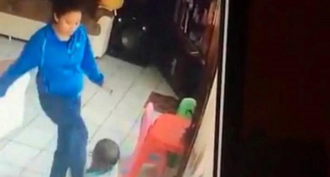 Se suicida niñera que golpeaba a gemelos