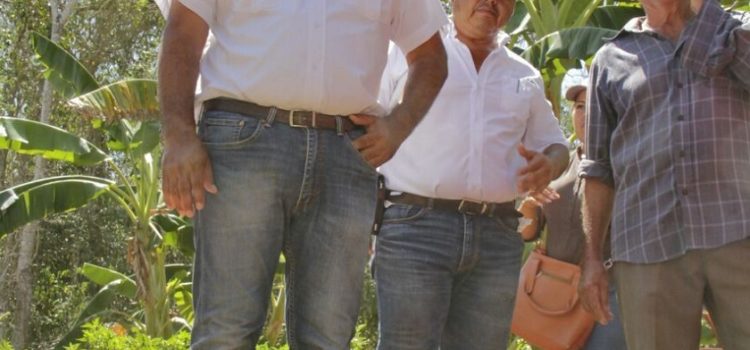 Juan José Canul recorre unidades productivas de Peto