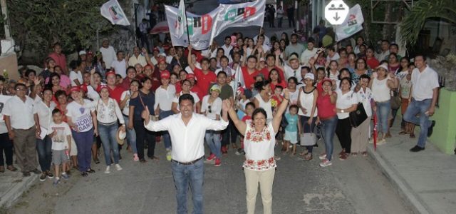 Juan José Canul en contacto directo con habitantes de Umán