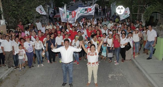 Juan José Canul en contacto directo con habitantes de Umán