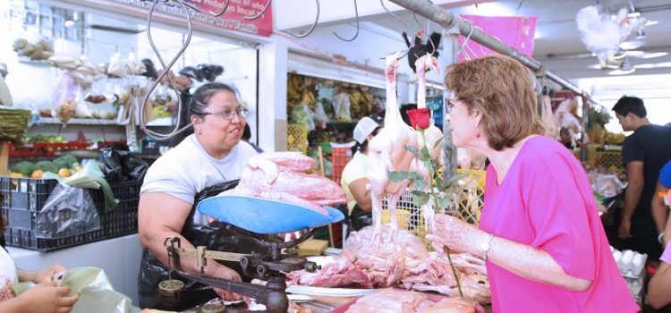 María Fritz supervisa remodelación del mercado y parque de Chuburná