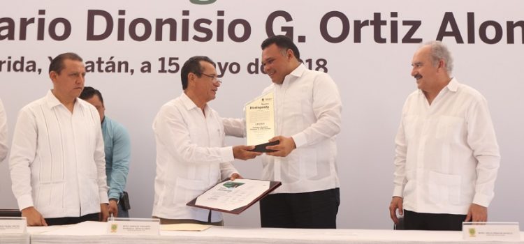 RZB entrega el reconocimiento de Maestro Distinguido 2018