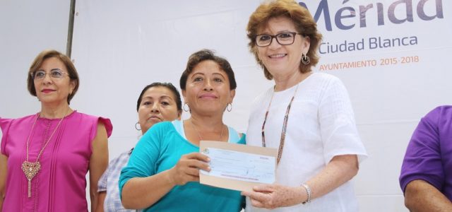María Fritz entrega cheques a emprendedores de colonias y comisarias