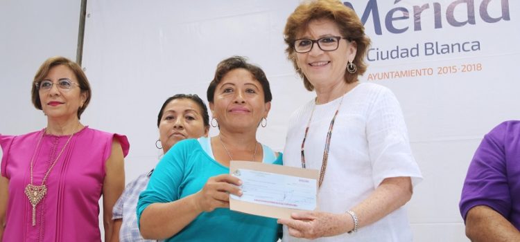 María Fritz entrega cheques a emprendedores de colonias y comisarias