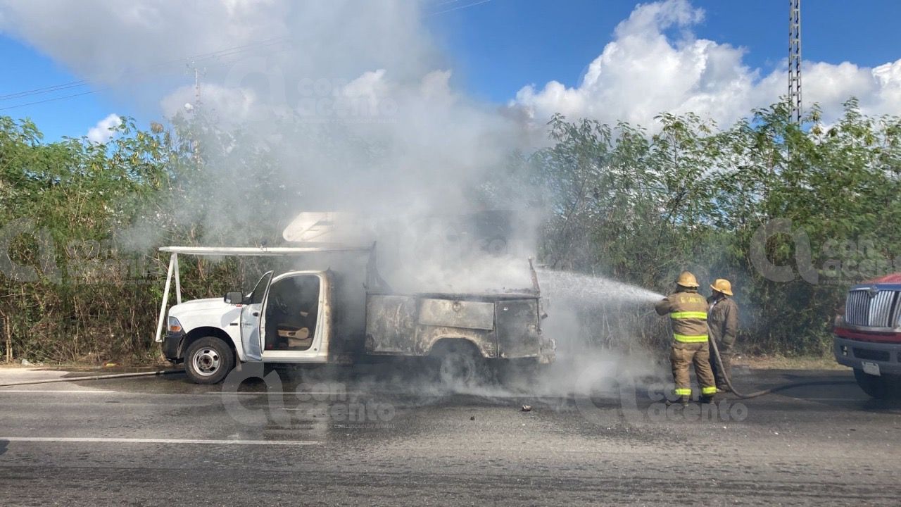 Se Incendia Camioneta De La Cfe En Perif Rico De M Rida Con Acento