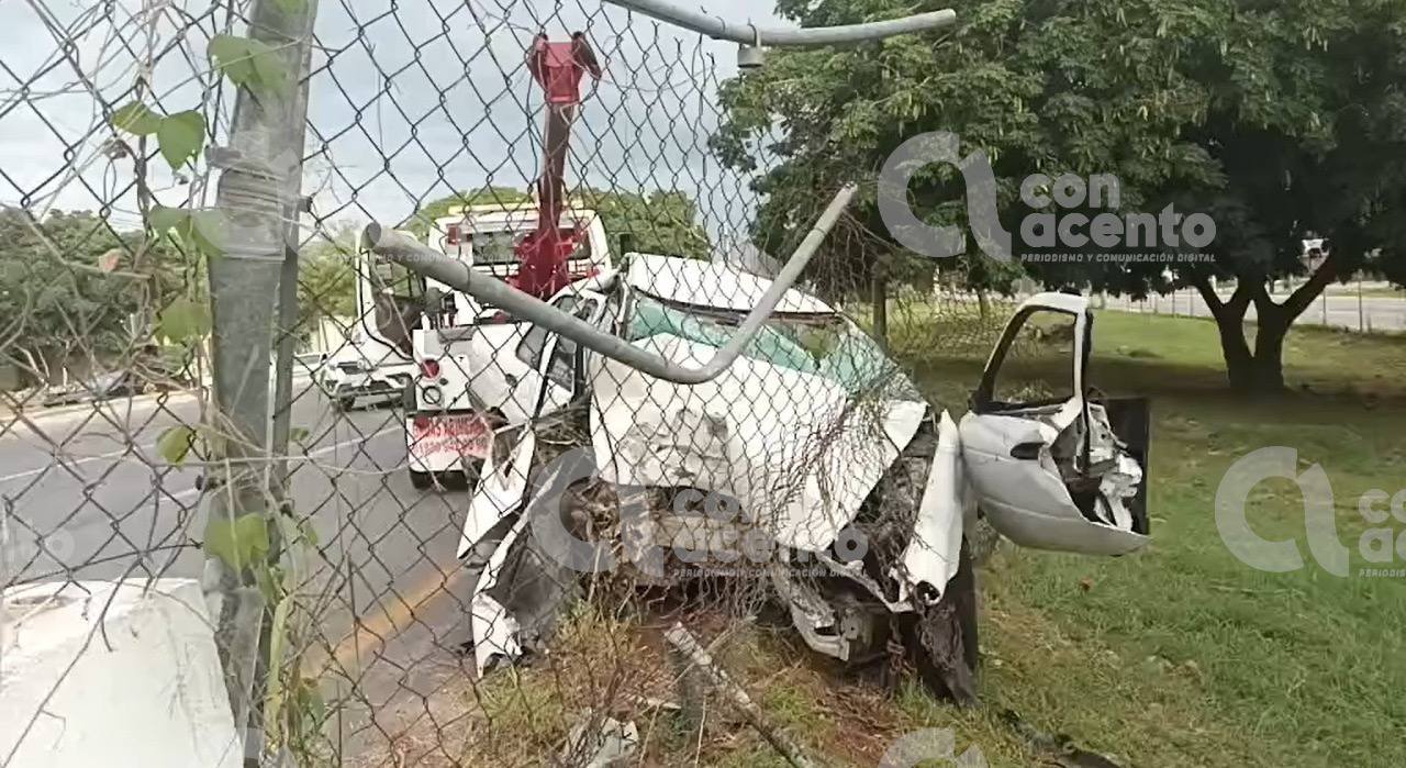 Choca Y Destroza Su Auto Sale Vivo Con Acento