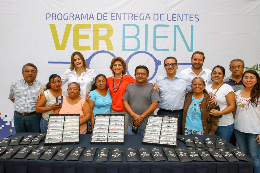 Photo of  Encabeza Fritz Sierra la entrega de lentes del programa “Ver Bien”