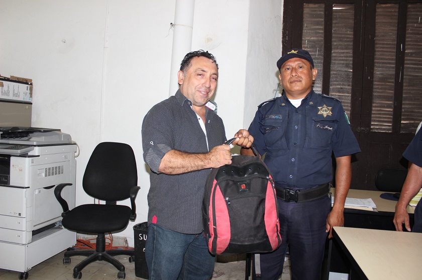 Photo of Agente Municipal encuentra y devuelve mochila con $116,600 pesos