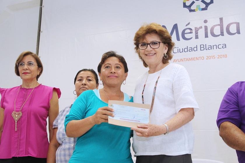 Photo of María Fritz entrega cheques a emprendedores de colonias y comisarias