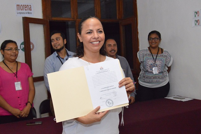 Photo of Lila Frías recibe constancia de diputada electa