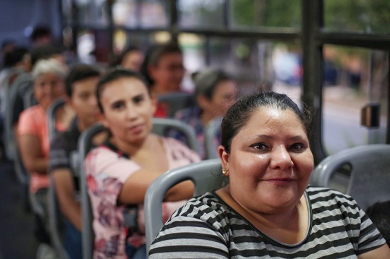 Photo of Mujeres valoran la seguridad que les ofrece el Ayuntamiento para su traslado y permanencia en Plaza Carnaval
