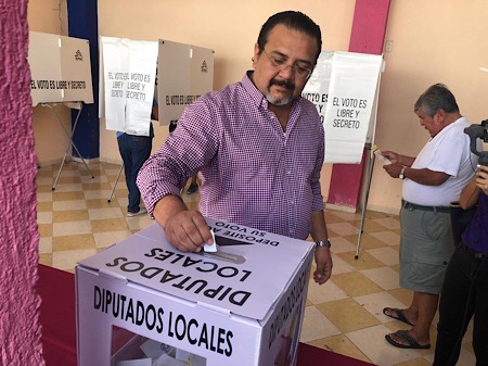 Photo of Carlos Sobrino emite su voto en elección priista