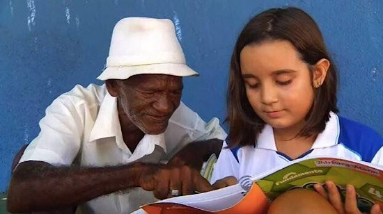 Photo of Niña de nueve años, enseña a adulto a leer y escribir