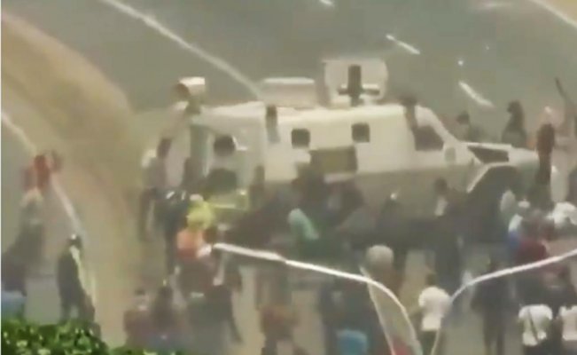 Photo of Captan cuando tanqueta atropella a manifestantes en Venezuela, hay 69 heridos