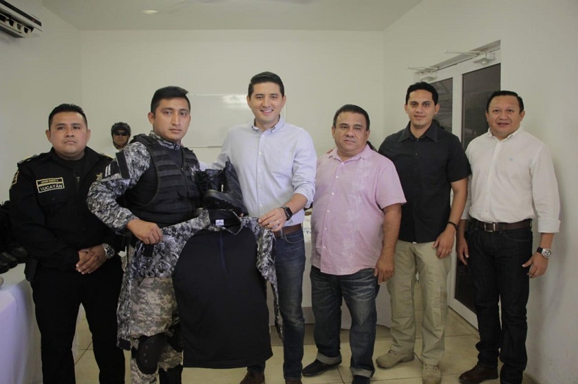 Photo of Diego Ávila entrega uniformes a policías en Tekax