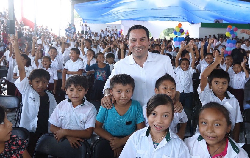 Photo of Mauricio Vila entrega lentes a estudiantes de escuelas públicas de Yucatán