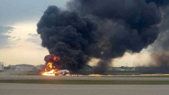 Photo of Al menos 13 personas mueren en un accidente de un avión de pasajeros en Moscú