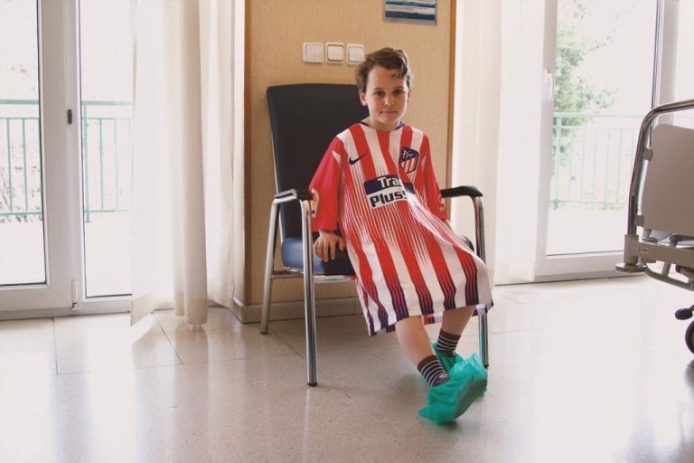 Photo of Hospital convierte batas de niños en camisetas de fútbol para mejorarles el ánimo