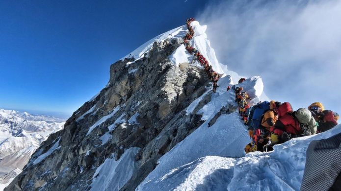Photo of Atasco en el Everest: el día en que hubo que hacer fila para alcanzar la cima de la montaña más alta del mundo y ya hay 5 escaladores
