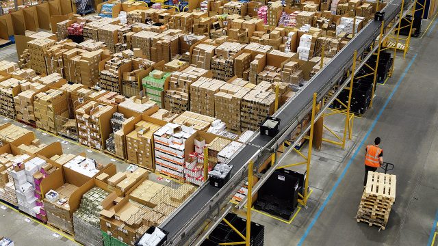 Photo of Amazon iniciaría a sustituir trabajadores por máquinas empaquetadoras