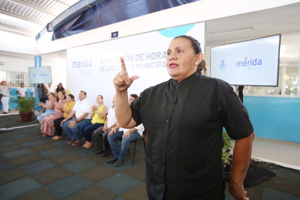 Photo of En el Ayuntamiento de Mérida todos sus actos públicos son con interpretación de lenguaje de señalas
