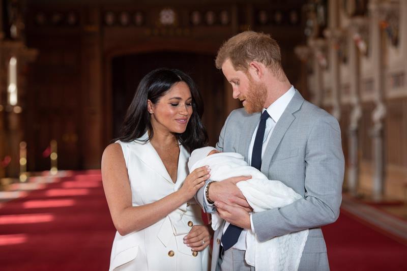 Photo of Presentan el príncipe Harry y Meghan al bebé real