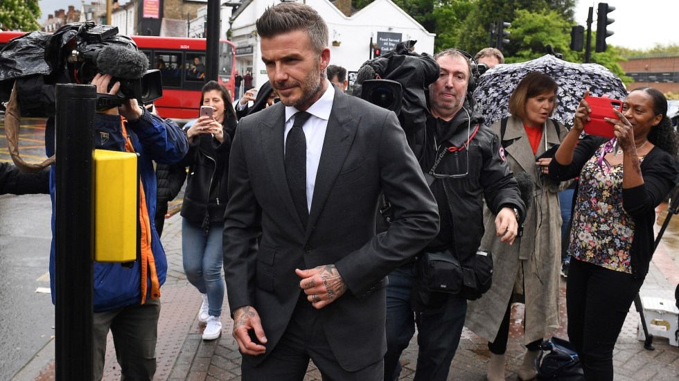 Photo of Retiran licencia de conducir a David Beckham por usar el celular mientras manejaba