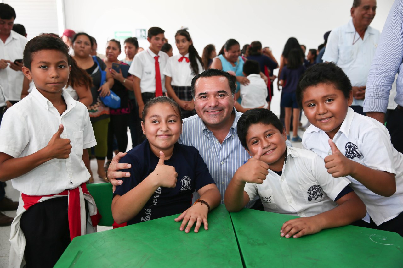 Photo of El alcalde Renán Barrera Concha, comprometido con la educación y el desarrollo de niños y niñas del municipio
