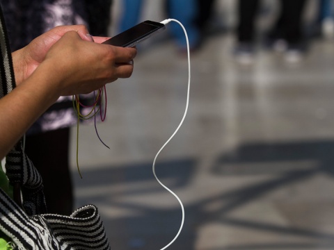 Photo of Pasar más de cinco horas en el celular aumenta riesgo de obesidad