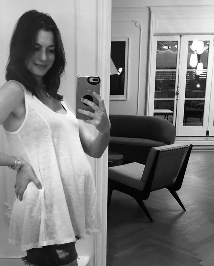 Photo of Anne Hathaway presume su segundo embarazo en redes sociales