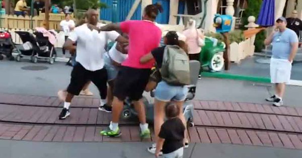 Photo of Se arma batalla campal entre familiares en parque de Disneyland