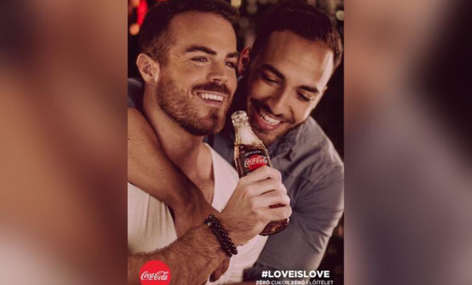 Photo of Tras críticas homófobas, Coca Cola retira publicidad con parejas gay