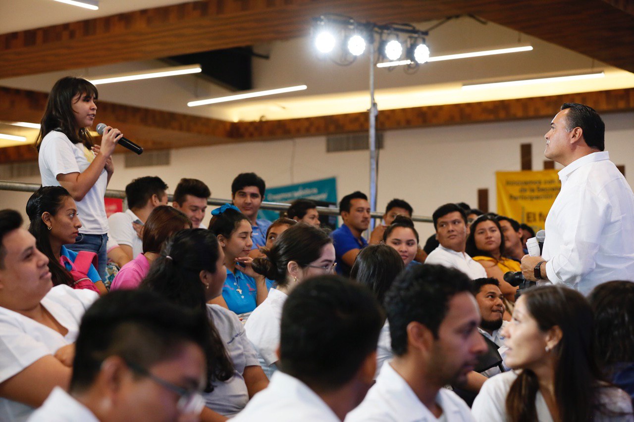 Photo of Renán Barrera responde a preguntas de jóvenes universitarios sobre su primer año de acciones