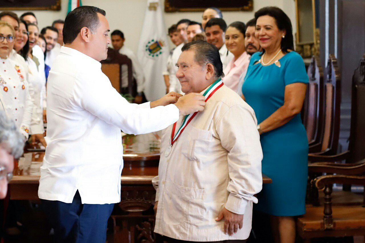 Photo of Renán Barrera entrega la medalla Héctor Herrera “Cholo” a Mario Herrera Flores “Mario III”
