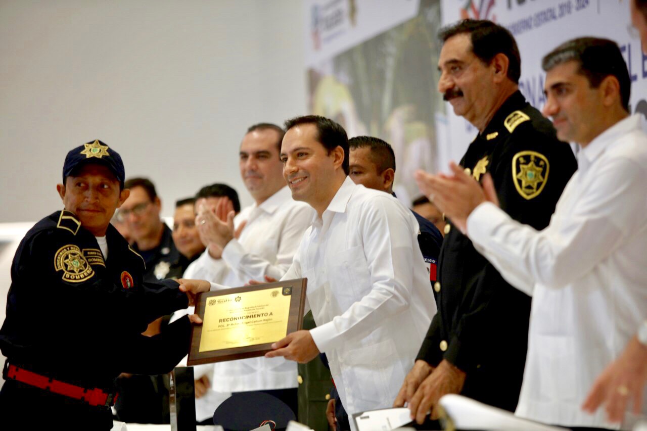 Photo of Gobernador Mauricio Vila Dosal entrega reconocimientos y estímulos económicos a bomberos por su labor
