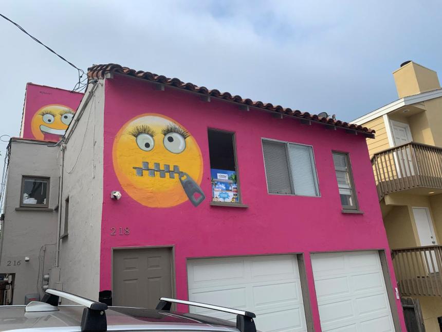 Photo of La polémica detrás de la ‘emoji house’ en Manhattan Beach va más allá de su colorida fachada