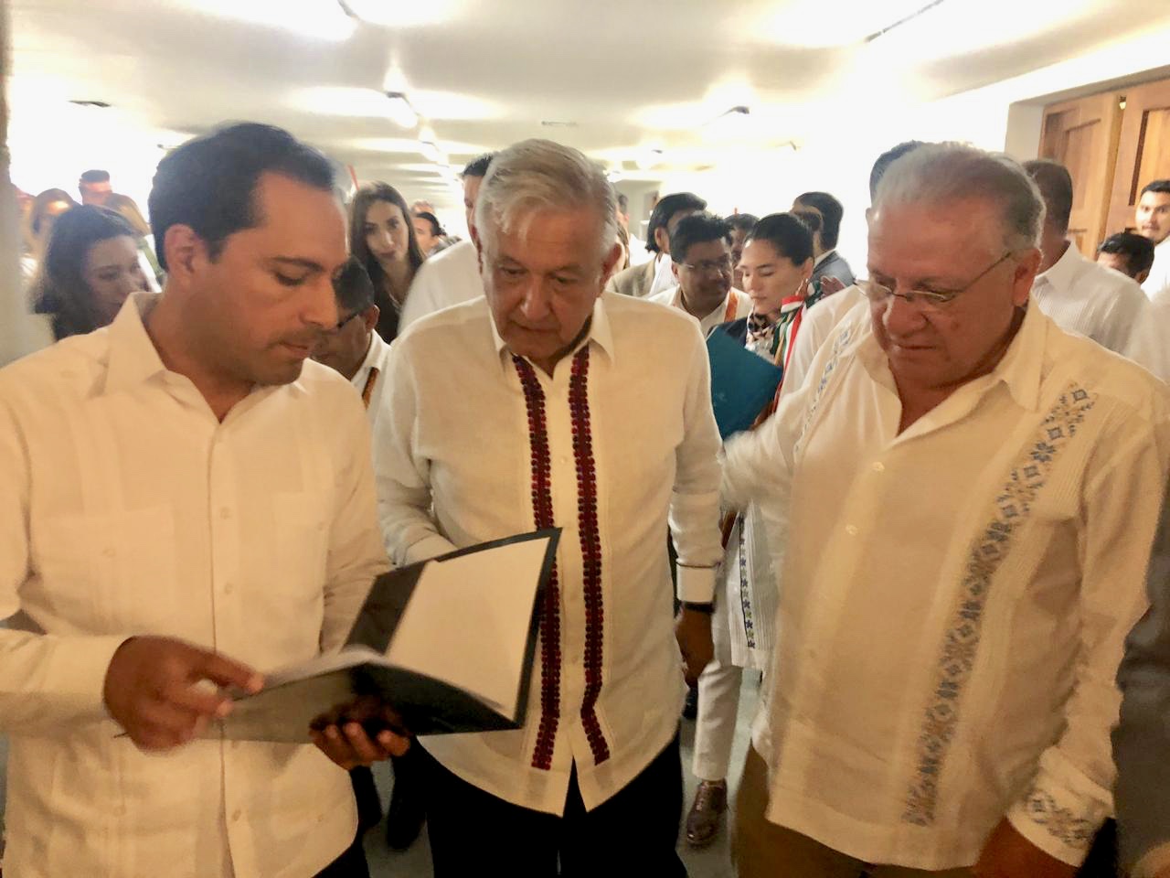 Photo of Gobernador Mauricio Vila Dosal firma pacto para impulsar el desarrollo de Yucatán y el sur-sureste