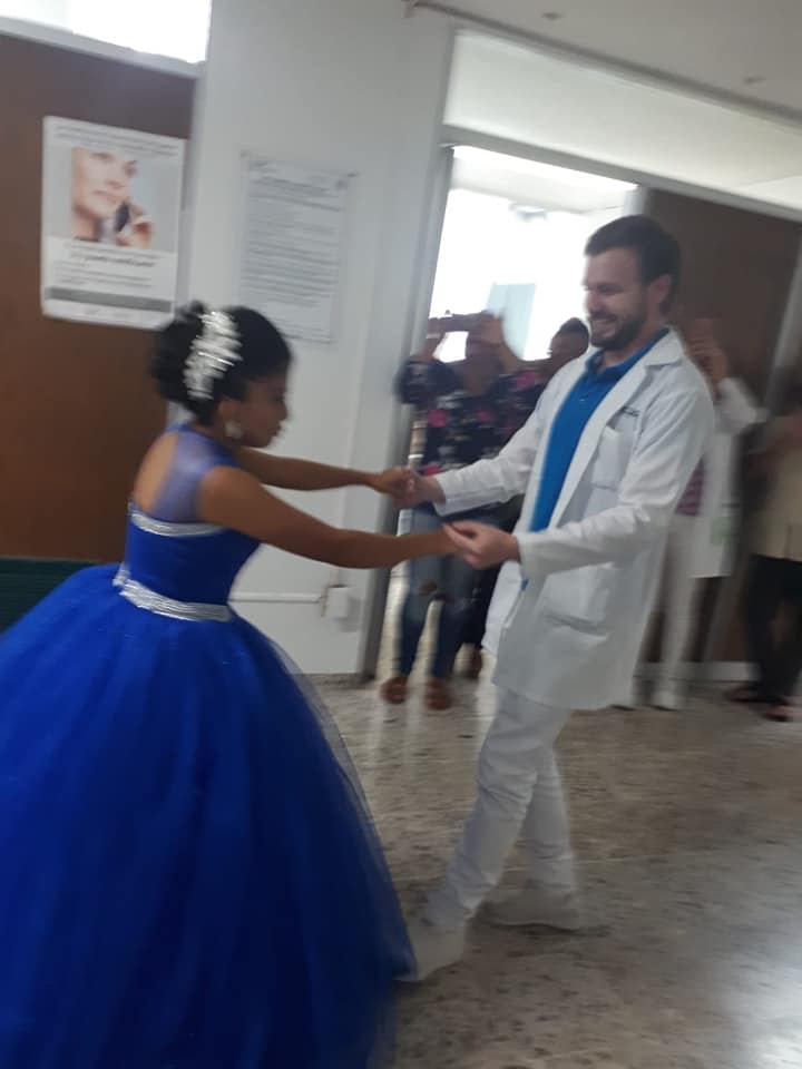 Photo of Paciente de insuficiencia renal festeja sus XV años en los pasillos de Pediatría del Hospital O´Horán