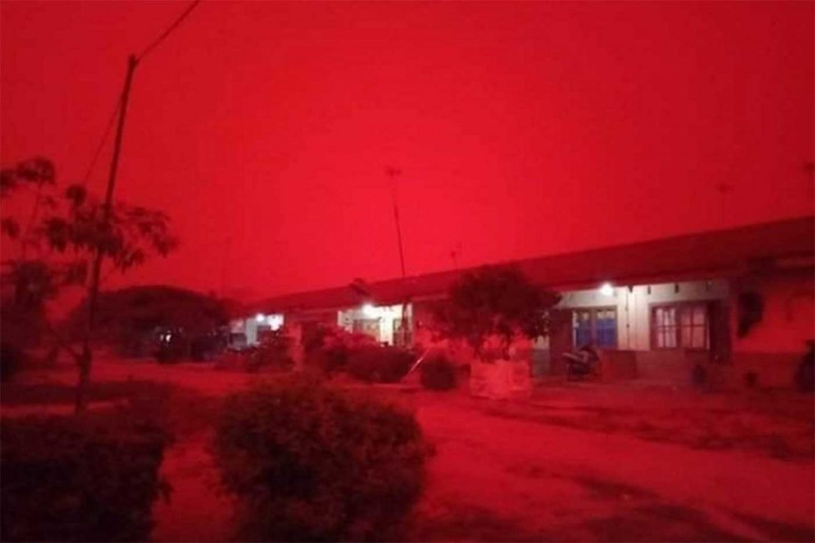 Photo of El cielo se torna rojo en Indonesia por incendios forestales