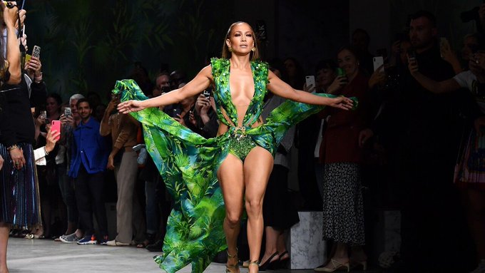 Photo of JLO cerró el desfile de Versace en su icónico ‘jungle dress’