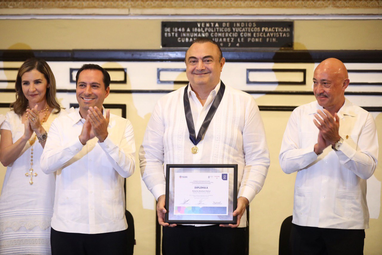 Photo of El Gobernador Mauricio Vila entrega la medalla Eligio Ancona a Roberto Abraham Mafud