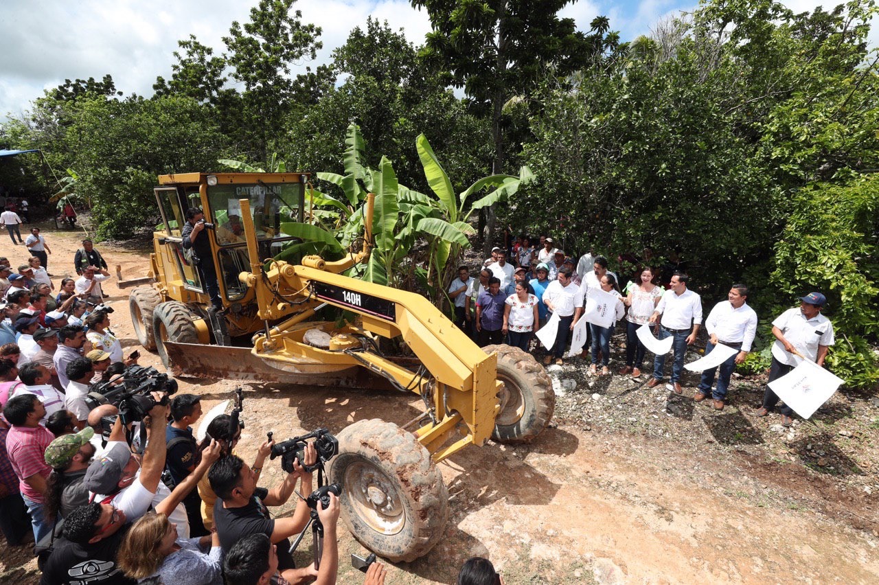 Photo of Gobernador Mauricio Vila Dosal pone en marcha la construcción de 73.6 kilómetros de caminos rurales saca cosechas