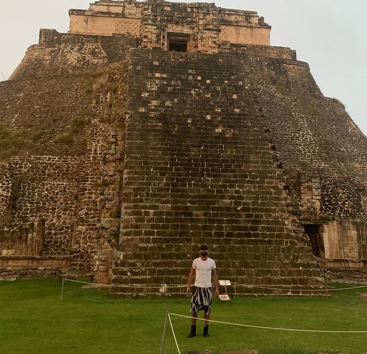 Photo of Ricky Martin disfruta de un paseo en la zona arqueológica de Uxmal para cargarse de energía