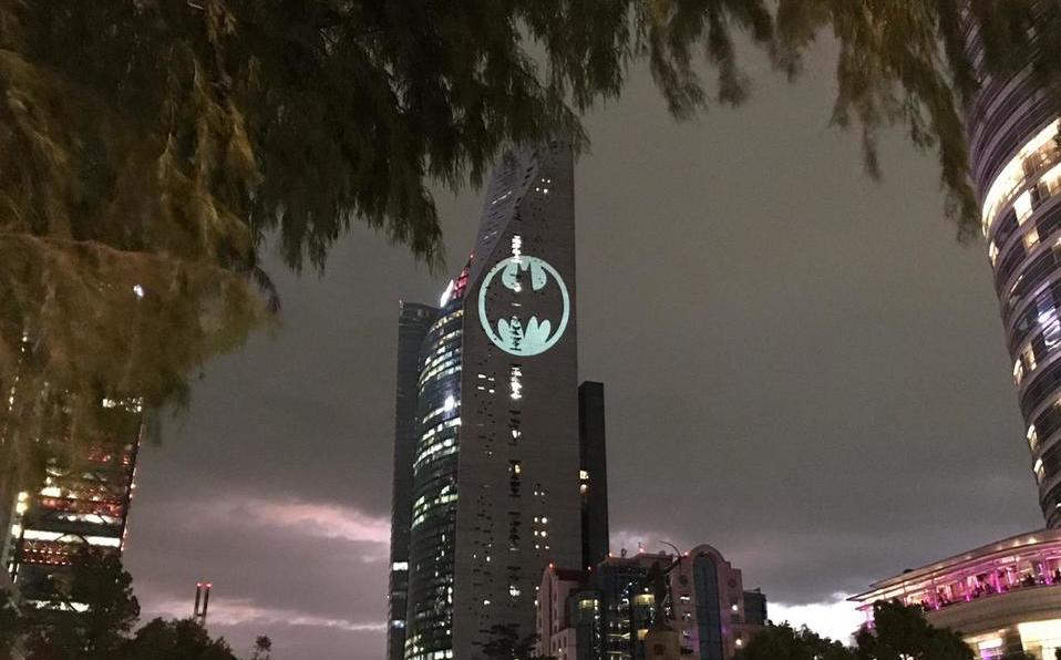 Photo of Reforma se ilumina con la Batiseñal en el Batman Day