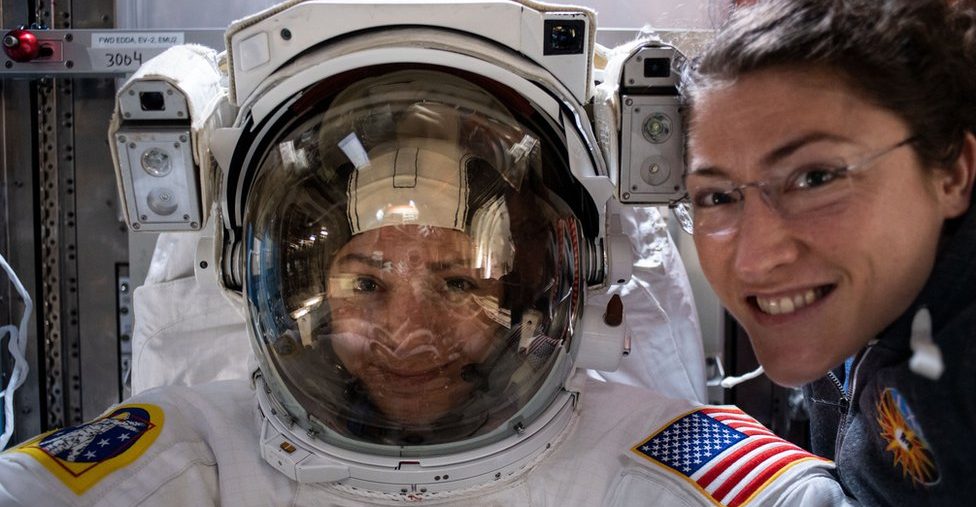 Photo of Dos astronautas mujeres: la histórica caminata espacial de la NASA