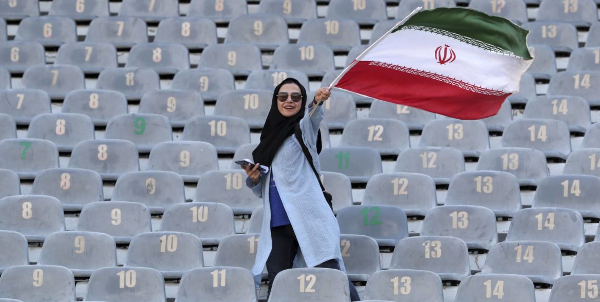Photo of Irán permite por primera vez el acceso de las mujeres a un estadio de fútbol